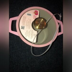 ❌ Paris Hilton Pink 1.5 Dutch Oven